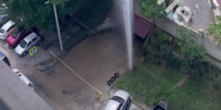 Incident în sectorul Botanica. Un jet puternic de apă a izbucnit în curtea unui bloc de locuințe. Precizările Apă-Canal Chișinău