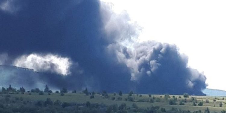 Incendiu de proporții la Strășeni: Patru echipaje de pompieri se află la fața locului