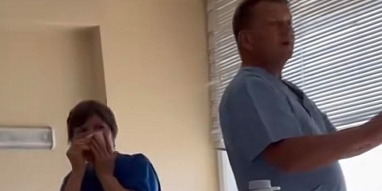 Medicul care își amenința pacienta cu Kalașnikov pentru că vorbește în rusă, sancționat: A fost trimis la cursuri de etică și a primit un avertisment cu o notă în dosarul personal | VIDEO