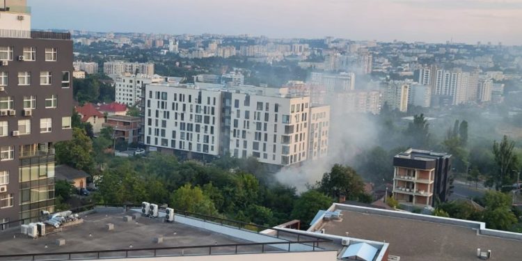 Detalii despre incendiul din apropierea Circului din Capitală: O persoană, salvată de printre flăcări | FOTO/VIDEO