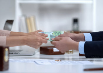 În Moldova, femeile câștigă mai mult decât bărbații! Fenomenul este întâlnit în fiecare a patra familie | VIDEO