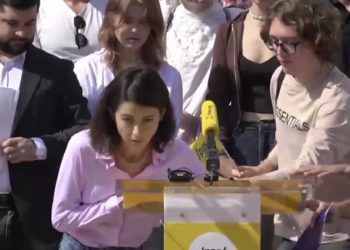 Conferință de presă PAS, anulată după ce una din deputate a fost la un pas de leșin chiar în fața Parlamentului | VIDEO