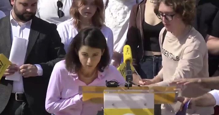 Conferință de presă PAS, anulată după ce una din deputate a fost la un pas de leșin chiar în fața Parlamentului | VIDEO