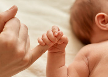 O rețea de trafic de bebeluși cu intermediari români a fost destructurată în Grecia. Un copil costa între 70.000 și 120.000 de euro