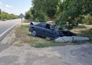 Tragic accident la Sîngerei: Șoferul unui automobil a murit în ambulanță, după ce s-a tamponat într-un parapet de beton