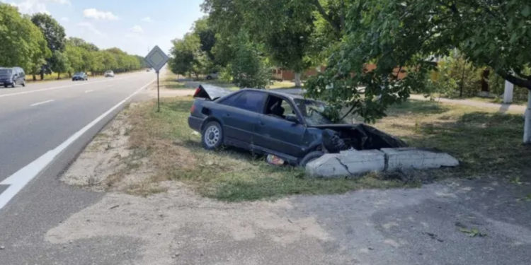 Tragic accident la Sîngerei: Șoferul unui automobil a murit în ambulanță, după ce s-a tamponat într-un parapet de beton