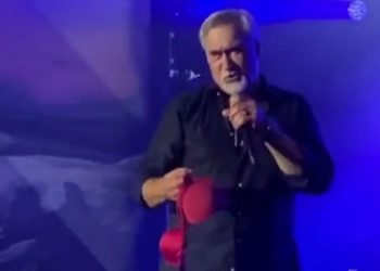Фанатка Меладзе бросила на сцену бюстгальтер во время его выступления на Summer Fest. Как отреагировал певец?