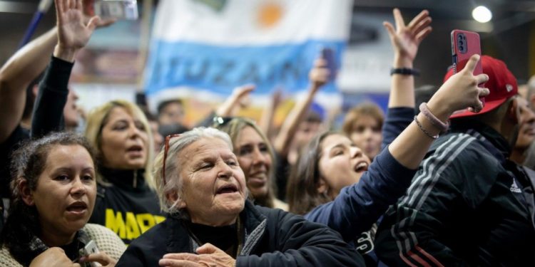 Argentinienii, chemaţi la vot pentru a-şi stabili candidaţii la alegerile prezidenţiale şi legislative parţiale din octombrie