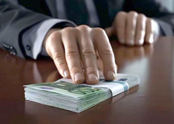 Avocat, reținut într-un dosar de trafic de influență. Acesta ar fi extorcat și primit șase mii de euro de la un moldovean, acuzat de tentativă de contrabandă cu droguri | VIDEO