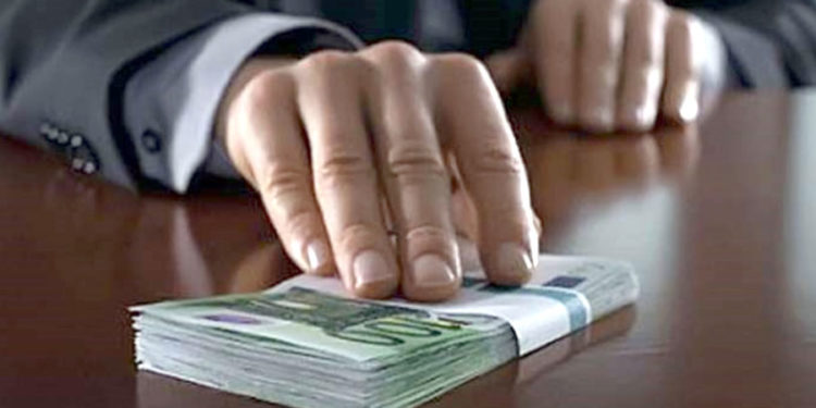 Avocat, reținut într-un dosar de trafic de influență. Acesta ar fi extorcat și primit șase mii de euro de la un moldovean, acuzat de tentativă de contrabandă cu droguri | VIDEO