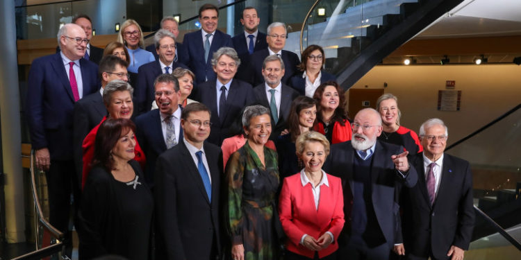 Comisia Europeană a cheltuit aproape 3 milioane de euro pentru fotografii și imagini video cu comisarii săi