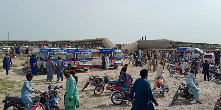 Tragedie feroviară în Pakistan. Cel puțin 19 oameni au murit și alți 50 au fost răniți după ce un tren a deraiat