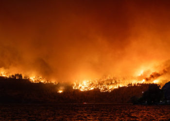 Canada arde: Zeci de mii de oameni au primit ordin de evacuare din calea incendiilor uriașe