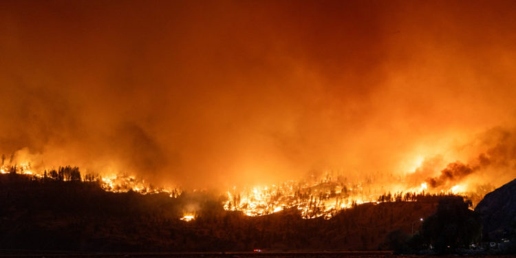 Canada arde: Zeci de mii de oameni au primit ordin de evacuare din calea incendiilor uriașe