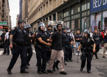 Haos în New York: Mii de oameni s-au bătut și au blocat străzile. Care ar fi motivul