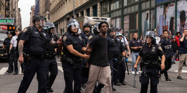 Haos în New York: Mii de oameni s-au bătut și au blocat străzile. Care ar fi motivul