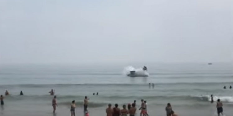 Momentul când un avion se prăbușește în apă, lângă o plajă plină cu turiști | VIDEO