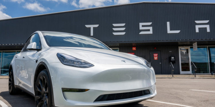 Probleme la Tesla. Compania este vizată de o anchetă în SUA, după ce aproape 300.000 de mașini ar avea probleme cu direcția