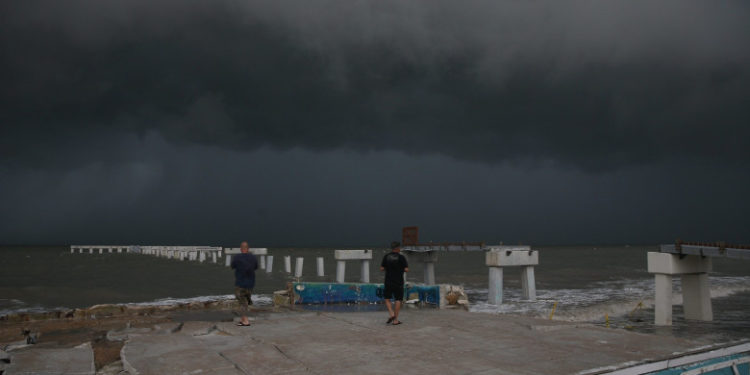 „Dacă vi se spune să evacuaţi, trebuie să faceţi asta imediat”. Florida se pregătește pentru impactul catastrofal al uraganului Idalia