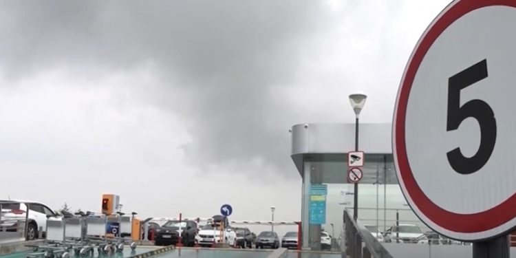 Noile tarife pentru parcarea de la Aeroport, nu au rezolvat problemele șoferilor moldoveni: „Sunt multe mașini care nu se mișcă de o jumătate de an” | VIDEO