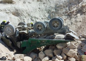 Tragic: Un șofer a decedat, după ce camionul său s-a inversat într-o carieră din Chișinău, de la 10 metri înălțime