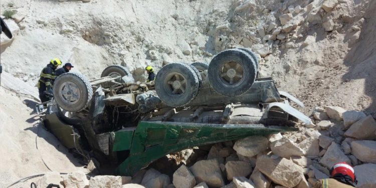 Tragic: Un șofer a decedat, după ce camionul său s-a inversat într-o carieră din Chișinău, de la 10 metri înălțime