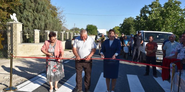 „Sarcina noastră este să transformăm raionul Orhei în cea mai bună regiune a țării”. Drumul central din satul Ciocîlteni a fost reabilitat complet | VIDEO