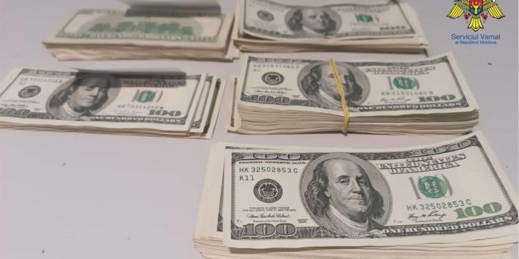 S-a pornit spre Sharm el Sheikh cu 27.000 de euro ascunși în valiză. Cetățeancă străină, documentată pe Aeroport