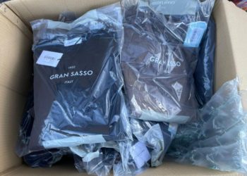 Articole vestimentare, tăinuite printre bagaje și colete, depistate de vameși la Leușeni