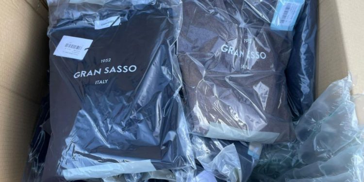 Articole vestimentare, tăinuite printre bagaje și colete, depistate de vameși la Leușeni