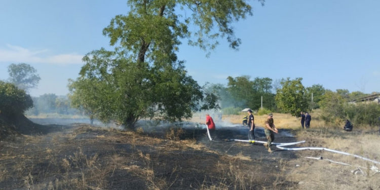 Crește numărul incendiilor: Un bărbat s-a intoxicat cu fum, după ce a încercat să stingă focul la Petrești cu forțele proprii. Care este starea acestuia | VIDEO