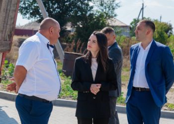 Lucrările de construcție și renovare a drumurilor din Găgăuzia sunt în toi. Bașcanul Evghenia Guțul a mers personal pe șantierul din satul Bugeac, pentru a verifica cum decurge munca | VIDEO