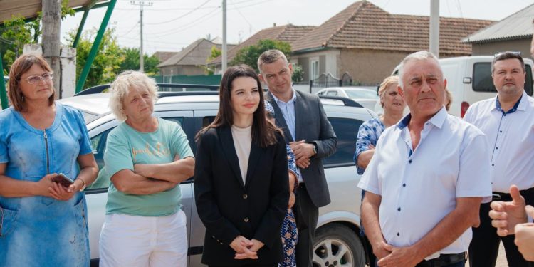 Proiectul de construire a drumurilor și trotuarelor în Găgăuzia, se extinde în fiecare zi: Echipa bașcanului Eugenia Guțul a lansat reparația trotuarelor în satul Etulia, orașul natal al guvernatorului | VIDEO