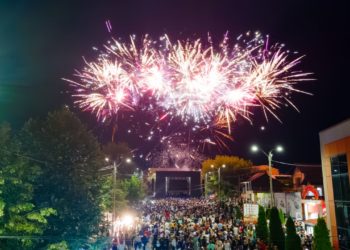 Petrecere de zile mari la Comrat, organizată de echipa bașcanului Evghenia Guțul. Localitatea a împlinit 234 de ani de la prima atestare documentară: Cetățenii au avut parte de concerte, focuri de artificii, dar și surprize pentru copii | VIDEO