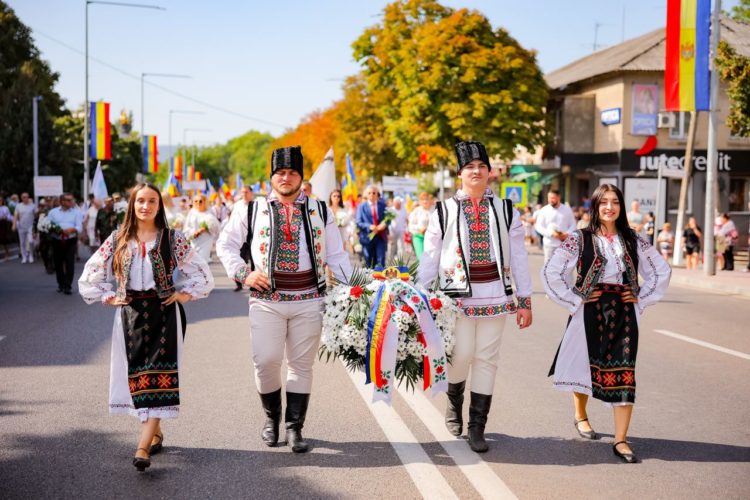 Оргеев с размахом отмечает День независимости: Фанфары, национальные костюмы, развлечения для детей, ярмарка народных мастеров, зажигательный концерт, легендарная Cи Си Кетч и фейерверк