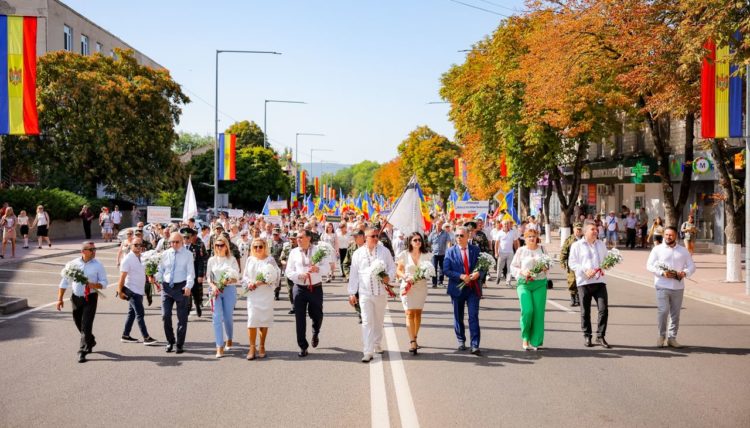 Оргеев с размахом отмечает День независимости: Фанфары, национальные костюмы, развлечения для детей, ярмарка народных мастеров, зажигательный концерт, легендарная Cи Си Кетч и фейерверк