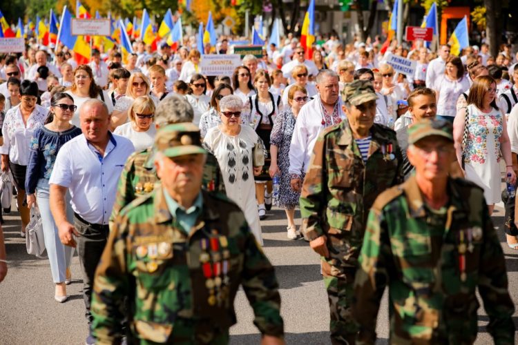 Оргеев с размахом отмечает День независимости: Фанфары, национальные костюмы, развлечения для детей, ярмарка народных мастеров, зажигательный концерт, легендарная Cи Си Кетч и фейерверк