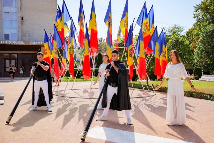 Оргеев с размахом отмечает День независимости: Фанфары, национальные костюмы, развлечения для детей, ярмарка народных мастеров, зажигательный концерт, легендарная Cи Си Кетч и фейерверк