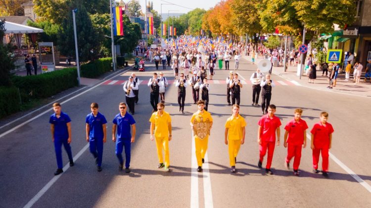 Оргеев с размахом отмечает День независимости: Фанфары, национальные костюмы, развлечения для детей, ярмарка народных мастеров, зажигательный концерт, легендарная Cи Си Кетч и фейерверк