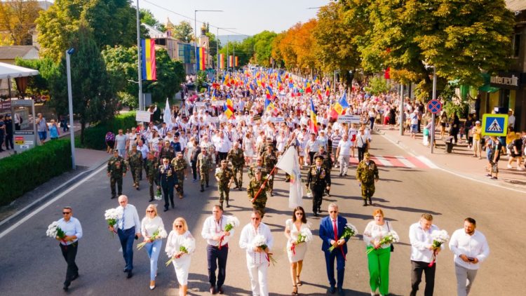 Оргеев с размахом отмечает День независимости: Фанфары, национальные костюмы, развлечения для детей, ярмарка народных мастеров, зажигательный концерт, легендарная Cи Си Кетч и фейерверк