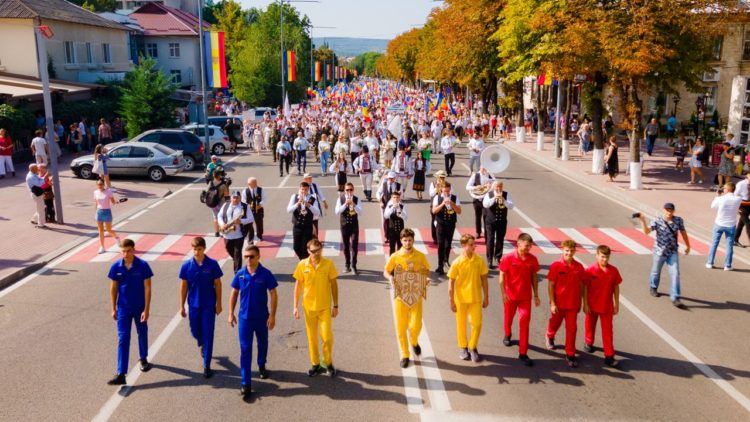 Оргеев с размахом отмечает День независимости: Фанфары, национальные костюмы, развлечения для детей, ярмарка народных мастеров, зажигательный концерт, легендарная Cи Си Кетч и фейерверк