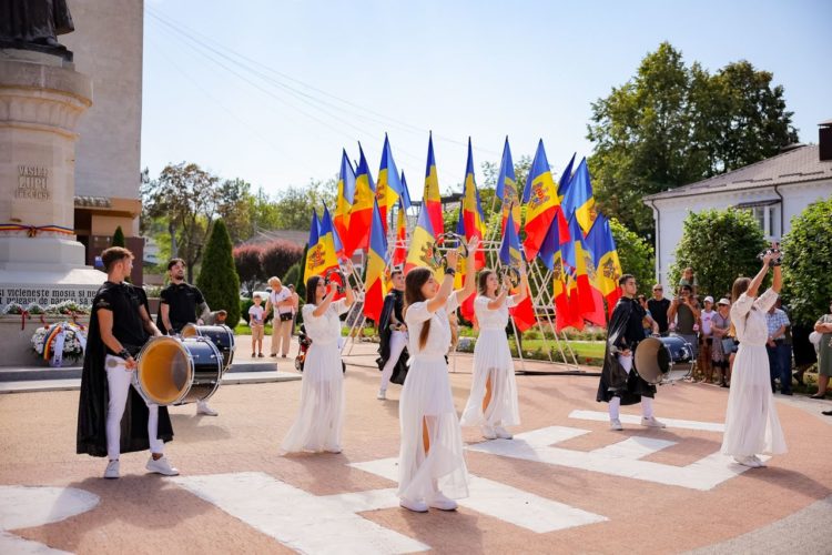 Оргеев с размахом отмечает День независимости: Фанфары, национальные костюмы, развлечения для детей, ярмарка народных мастеров, зажигательный концерт, легендарная Cи Си Кетч и фейерверк