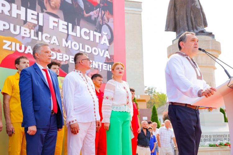 Оргеев с размахом отмечает День независимости: Фанфары, национальные костюмы, развлечения для детей, ярмарка народных мастеров, зажигательный концерт, легендарная Cи Си Кетч и фейерверк