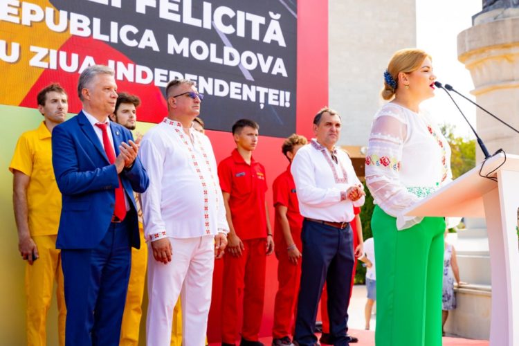 Оргеев с размахом отмечает День независимости: Фанфары, национальные костюмы, развлечения для детей, ярмарка народных мастеров, зажигательный концерт, легендарная Cи Си Кетч и фейерверк