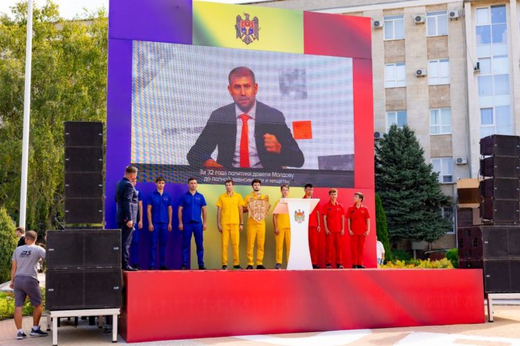 Оргеев с размахом отмечает День независимости: Фанфары, национальные костюмы, развлечения для детей, ярмарка народных мастеров, зажигательный концерт, легендарная Cи Си Кетч и фейерверк