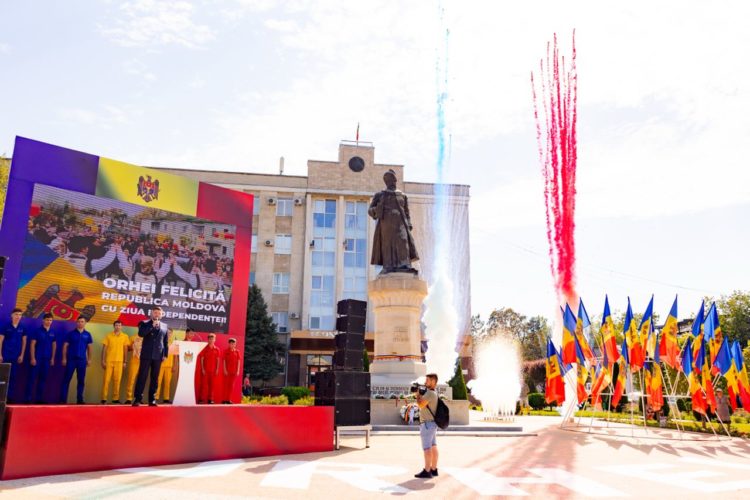 Оргеев с размахом отмечает День независимости: Фанфары, национальные костюмы, развлечения для детей, ярмарка народных мастеров, зажигательный концерт, легендарная Cи Си Кетч и фейерверк