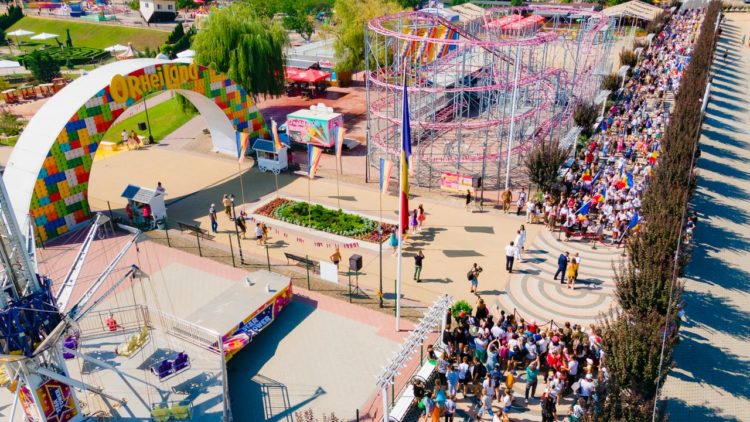 Оргеев с размахом отмечает День независимости: Фанфары, национальные костюмы, развлечения для детей, ярмарка народных мастеров, зажигательный концерт, легендарная Cи Си Кетч и фейерверк