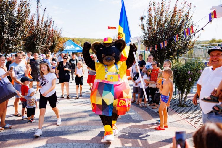 Оргеев с размахом отмечает День независимости: Фанфары, национальные костюмы, развлечения для детей, ярмарка народных мастеров, зажигательный концерт, легендарная Cи Си Кетч и фейерверк