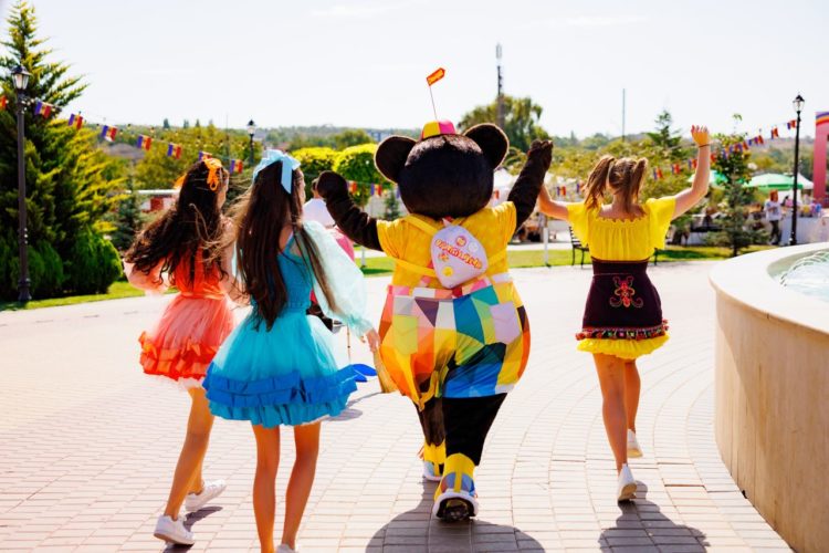 Оргеев с размахом отмечает День независимости: Фанфары, национальные костюмы, развлечения для детей, ярмарка народных мастеров, зажигательный концерт, легендарная Cи Си Кетч и фейерверк