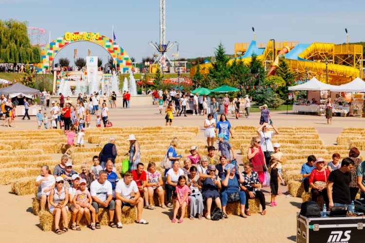 Оргеев с размахом отмечает День независимости: Фанфары, национальные костюмы, развлечения для детей, ярмарка народных мастеров, зажигательный концерт, легендарная Cи Си Кетч и фейерверк